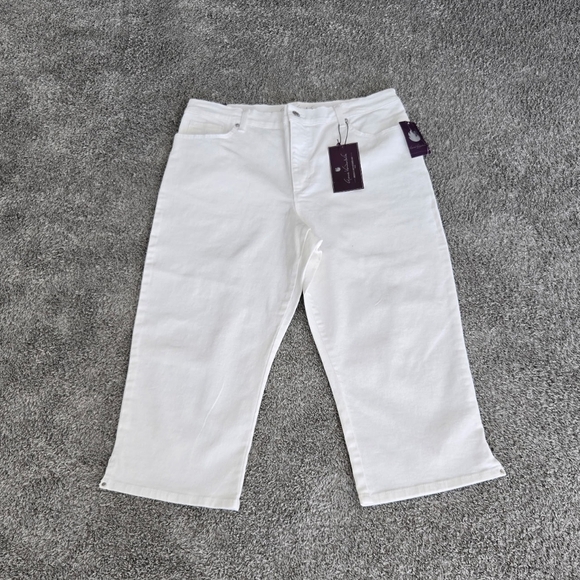 Gloria Vanderbilt Denim - Gloria Vanderbill All Around Slimming Effect AMANDA CAPRI. White. Size 16. New.